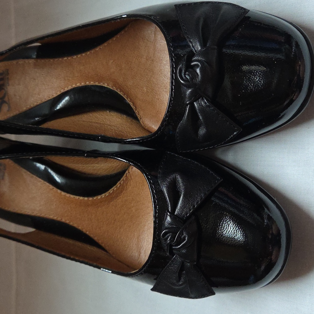 Sofft Patent Leather Slingback Heels With Bow Accent Size 7.5 EUC - Picture 2 of 8